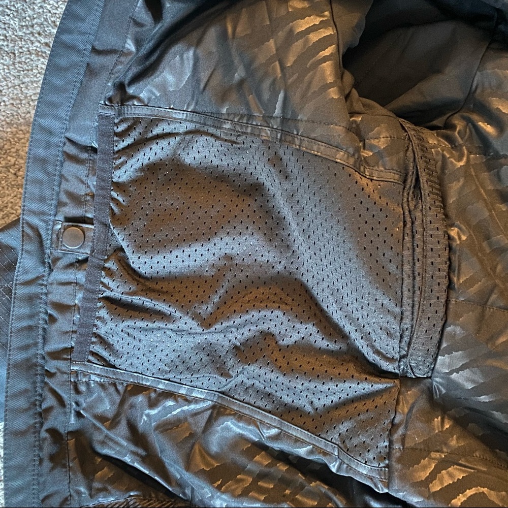 Volcom Snowboard Jacket With Hood Like New - image 5